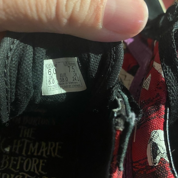 Vans Limited edition Nightmare before Christmas size 6 mens or 7.5 womens - Picture 2 of 3